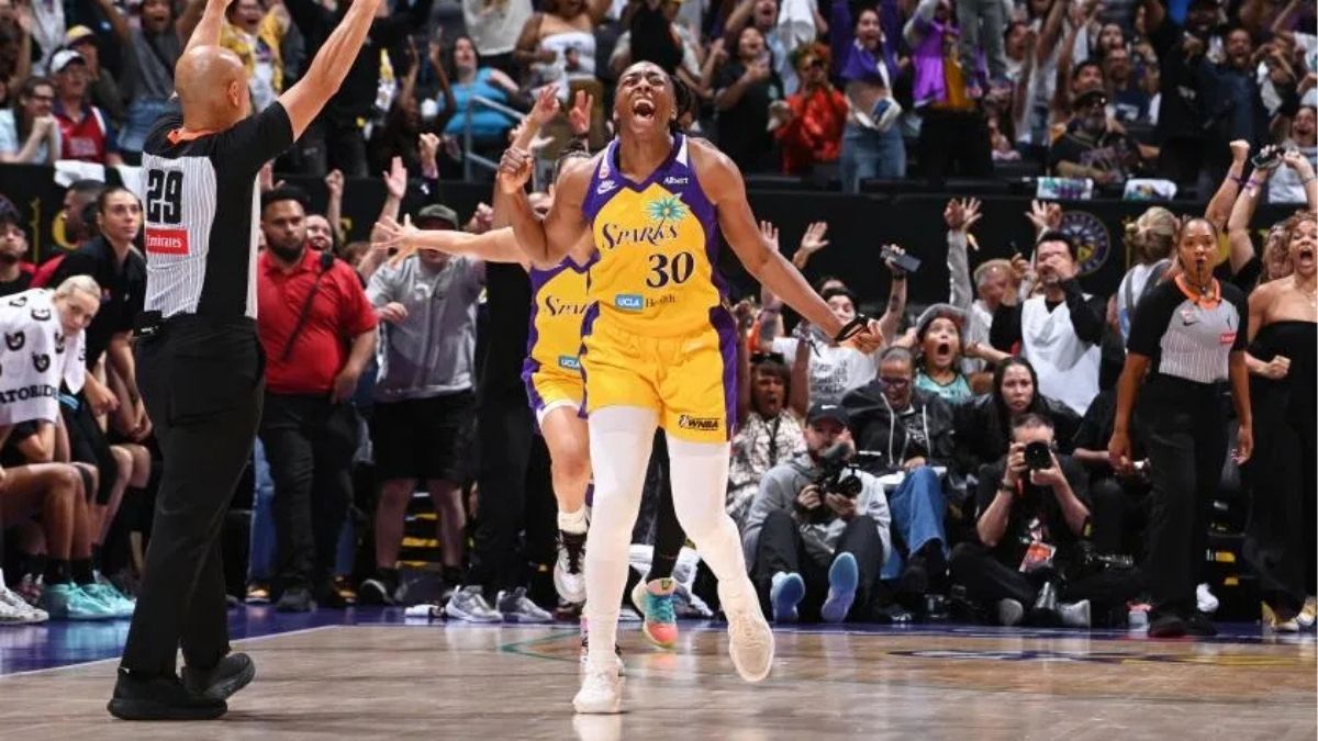Ogwumike's buzzer-beater lifts Sparks over Liberty in 30th anniversary game
