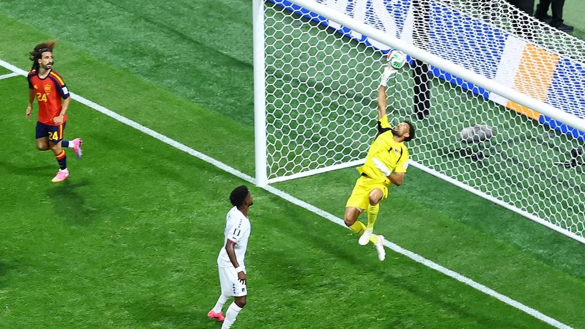 Vozinha making a fingertip save at the World Cup