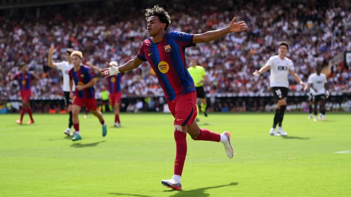 Lamine Yamal produces dazzling display as Barcelona trash Valencia
