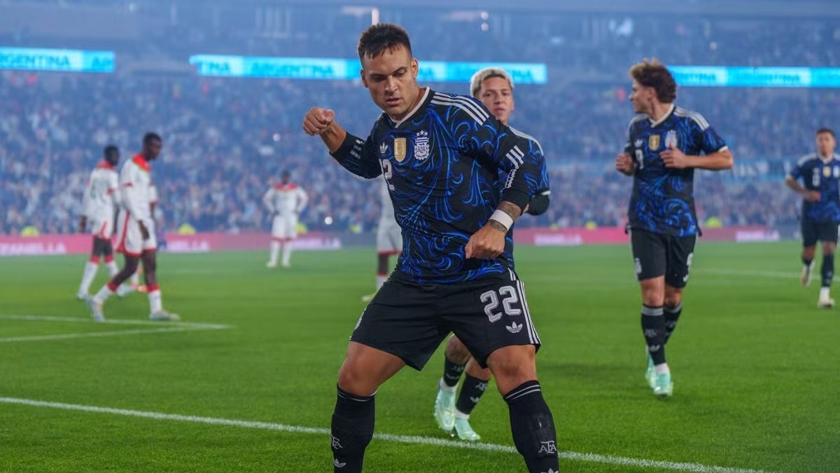 Lautaro Martinez celebrates his goal