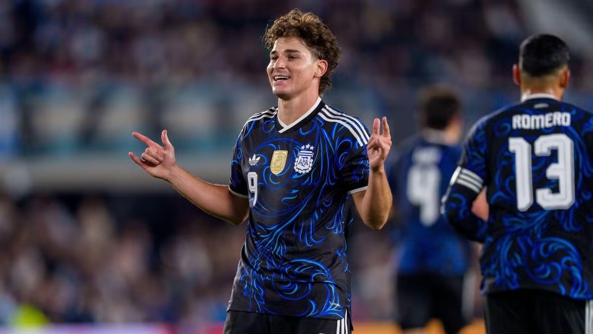Julian Alvarez celebrates his goal